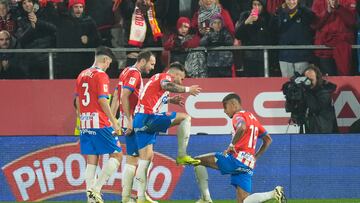 GIRONA (CATALUÑA), 09/03/2024.- El delantero brasileño del Girona Sávio Moreira (d) celebra tras anotar un gol durante un partido de la jornada 28 de LaLiga que Girona FC y Atlético Osasuna disputan este sábado en el estadio de Montilivi, en Girona. EFE/ Siu Wu
