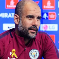 La FA sanciona a Guardiola por llevar el lazo amarillo