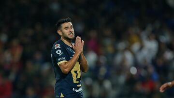 MEX2806.CIUDAD DE MÉXICO (MÉXICO), 18/08/2023.- Eduardo Salvio de Pumas se lamenta hoy, durante un juego por la jornada 4 del torneo Apertura 2023 de la Liga MX en el estadio Olímpico Universitario en la Ciudad de México. EFE/ Isaac Esquivel