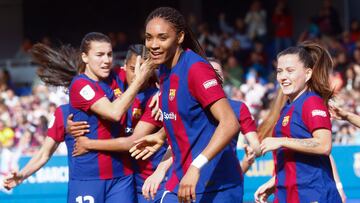 BARCELONA, 18/02/2024.- La delantera del FC Barcelona Salma Paralluelo celebra el primer gol durante el partido de la jornada 18 de Liga F de fútbol femenino disputado este domingo en el estadio Johan Cruyff de Sant Joan Despí (Barcelona). EFE/ Quique García
