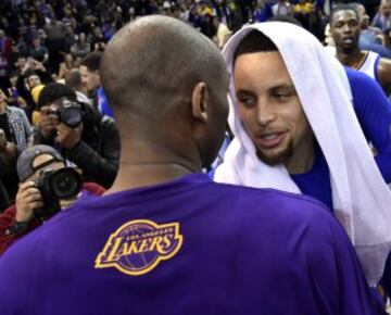 Kobe Bryant saluda a Stephen Curry.