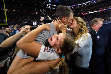 Tras ganar la séptima vez la Superbowl con los Tampa Bay Buccaneers, la mujer de Brady, Gisele Bündchen, y sus tres hijos, John, Benjamin y Vivian, lo celebraron en pleno campo de juego. Fue allí donde la pareja se fundió en un gran beso.

