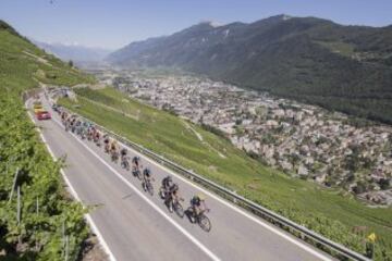 El pelotón recorriendo los 184 km de la etapa de hoy.