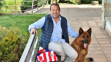 Xabi Eskurza, con su pastor alem&aacute;n en Barrika.