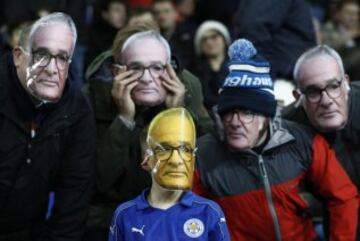 Los aficionados del Leicester homenajean a Claudio Ranieri antes del partido de la Premier League contra el Liverpool.