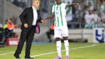 El técnico del Córdoba, Albert Ferrer, conversa con el centrocampista camerunés del equipo cordobés, Patrick Ekeng, durante el encuentro correspondiente a la septima jornada de primera división, que disputan esta noche en el Coliseum Alfonso Pérez de Getafe.