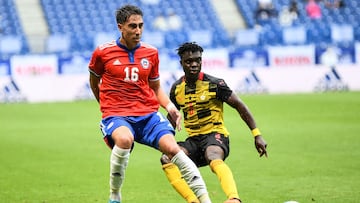 Chile's Diego Valencia (L) and Ghana's Alidu Seidu compete for the ball during the Kirin Cup football match between Chile and Ghana at Panasonic stadium in Suita, Osaka prefecture on June 14, 2022. (Photo by CHARLY TRIBALLEAU / AFP)