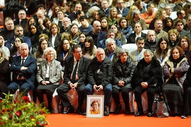 Familiares de las victimas en el interior durante la misa funeral en memoria de las 45 personas fallecidas en el accidente ferroviario de Adamuz.