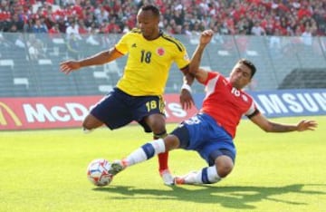 Futbol, Chile vs Colombia
Eliminatorias para Brasil 2014.
El jugador de la seleccion colombiana Camilo Zuniga, izquierda, disputa el balon con Gonzalo Jara de Chile durante el partido clasificatorio al mundial de Brasil 2014 jugado en el estadio Monumental en Santiago, Chile.