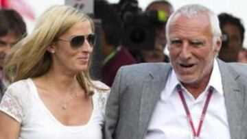 <b>EL JEFE ENERGÉTICO. </b>Mateschitz, bien acompañado en Montmeló.