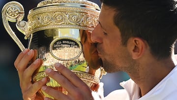 Djokovic besa la copa de campeón.