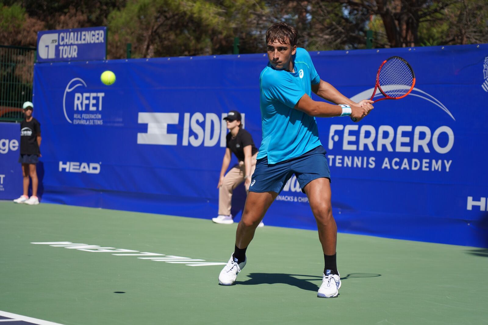 El tenista español Daniel Mérida compite durante el Alicante Ferrero Challenger del ATP Challenger Tour.