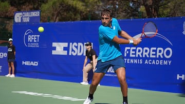El tenista español Daniel Máerida compite durante el Alicante Ferrero Challenger del ATP Challenger Tour.
