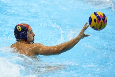 España mastica cristales, pero pasa a semifinales