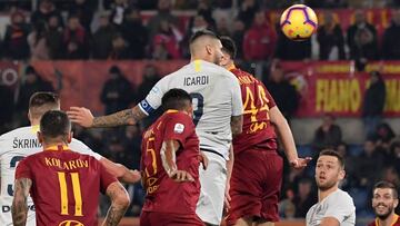 Icardi busca rematar a porter&iacute;a en el partido ante el Roma.