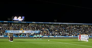 Panorámica de Butarque durante el minuto de silencio de la última jornada. 