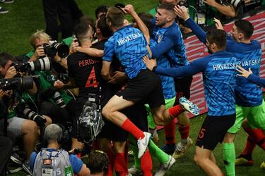 El reportero gráfico Yuri Cortez en la celebración del segundo gol croata.