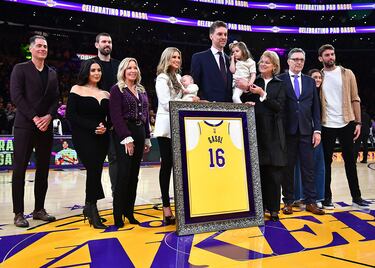 La familia al completo del baloncestista español durante el acto de la retirada de la camiseta.