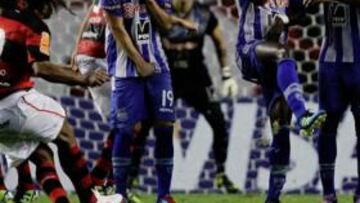 Un solitario gol de Vágner Love pone líder al Flamengo