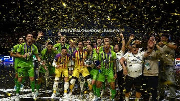 El Palma Futsal celebra su título de Champions en Le Mans ante el Kairat.