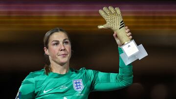 FILE PHOTO: England's Mary Earps celebrates with the golden gloves award at  Stadium Australia, Sydney, Australia - August 20, 2023REUTERS/Hannah Mckay/File Photo