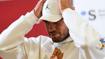 GRAFCAT1325. BARCELONA, 15/04/2026.- El español Carlos Alcaraz, segunda raqueta mundial, durante la rueda de prensa en la que ha anunciado este martes que se retira del Barcelona Open Banc Sabadell-Trofe Conde de Godó, debido a una lesión en la muñeca derecha de la que tuvo que ser atendido en el partido de su debut con el finés Otto Virtanen. EFE/Alejandro García