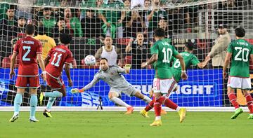 Alexis Vega dispara el penal con el que convirtió el primer gol del partido.