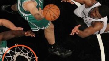 Vitor Faverani (centro con el bal&oacute;n), con la camiseta de los Celtics ante los Nets.