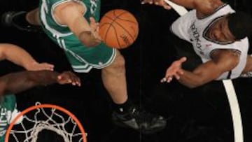 Vitor Faverani (centro con el balón), con la camiseta de los Celtics ante los Nets.