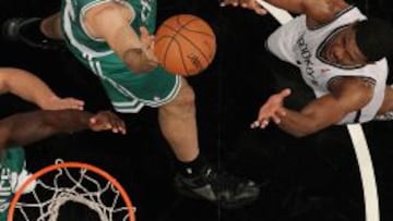 Vitor Faverani (centro con el bal&oacute;n), con la camiseta de los Celtics ante los Nets.