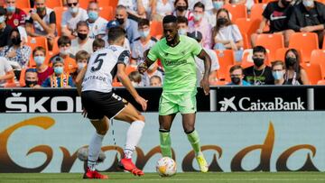 I&ntilde;aki Williams, jugadore del Athletic Club, encara a Gabriel Paulista, jugador del Valencia CF, en un partido de LaLiga Santander.