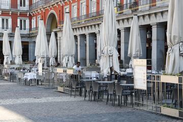 Terraza vacía situada en la Plaza Mayor.