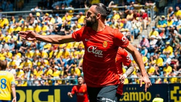 El delantero mallorquinista, Muriqi, celebra un gol marcado en Cádiz.