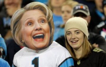 Lo de la Hillary falsa en realidad lo sab¨ªamos porque aqu¨ª est¨¢ la verdadera, curiosamente viendo el mismo partido, acompa?ada de su hija Chelsea. "Me est¨¢is poniendo la cabeza loca", declar¨® la candidata dem¨®crata.
