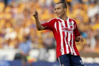 ¿Qué delanteros jugaron en Chivas durante la ausencia del ‘Chicharito’?