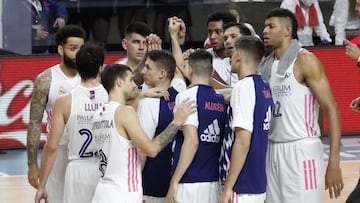 Los jugadores del Real Madrid tras el partido contra el Unicaja M&aacute;laga de la Liga Endesa.