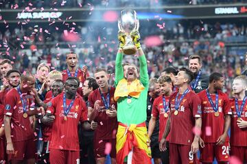 El Liverpool campeón de la Supercopa de Europa. Adrián con el trofeo.