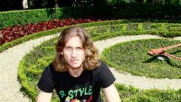 <b>SE MUDA. </b>Filipe Luis posando para AS durante un reportaje en A Coruña. El jugador cambiará el blanquiazul por el rojiblanco del Atlético.