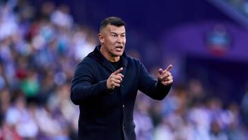 VALLADOLID, SPAIN - NOVEMBER 05: Head coach Jorge Almiron of Elche CF reacts during the LaLiga Santander match between Real Valladolid CF and Elche CF at Estadio Municipal Jose Zorrilla on November 05, 2022 in Valladolid, Spain. (Photo by Juan Manuel Serrano Arce/Getty Images)