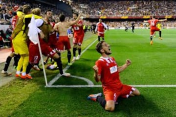 3-1. Mbia celebra el gol que da el pase al Sevilla para la final.