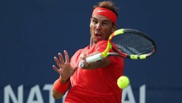 Rafael Nadal devuelve una bola ante Stefanos Tsitsipas of Greece durante la final de la Rogers Cup en el Aviva Centre de Toronto, Canad&aacute;.