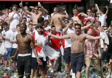 Brutal images of warring football fans in Marseille