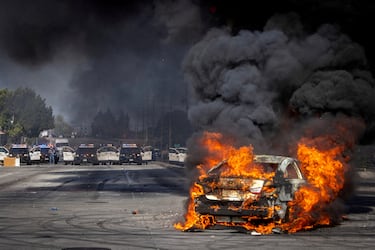 Un automóvil en llamas en Atlantic Boulevard durante un enfrentamiento entre manifestantes y fuerzas del orden, luego de múltiples detenciones por parte del Servicio de Inmigración y Control de Aduanas (ICE), en la ciudad de Compton, condado de Los Ángeles.