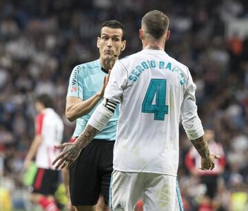 Referee Martínez Munuera and Sergio Ramos.