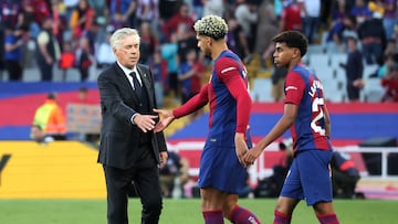 Soccer Football - LaLiga - FC Barcelona v Real Madrid - Estadi Olimpic Lluis Companys, Barcelona, Spain - October 28, 2023 Real Madrid coach Carlo Ancelotti shakes hands with FC Barcelona's Ronald Araujo after the match REUTERS/Nacho Doce