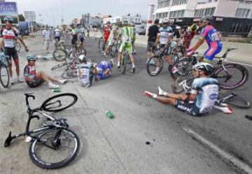 Accidente del pelotón a 5 kilómetros de la meta.