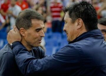 GRA455. MADRID, 30/08/2014.- El segundo entrenador del Atlético de Madrid, el argentino Germán Burgos (d) saluda al entrenador del Eibar, Gaizka Gartiano, antes del partido de la segunda jornada de liga en Primera División, esta noche en el estadio Vicente Calderón de Madrid. EFE/Emilio Naranjo