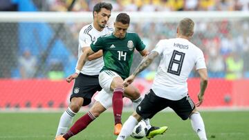 MOSCOW, RUSSIA - JUNE 17: Mats Hummels of Geramny battles for the ball with Javier Hernandez of Mexico during the 2018 FIFA World Cup Russia group F match between Germany and Mexico at Luzhniki Stadium on June 17, 2018 in Moscow, Russia. (Photo by Alexander Hassenstein/Getty Images)