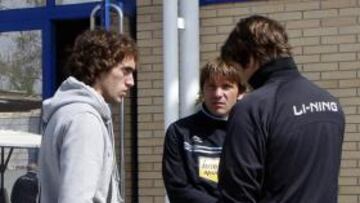 <b>CHARLA. </b>Raúl Baena hablando con Pochettino y Carrillo, ayer.