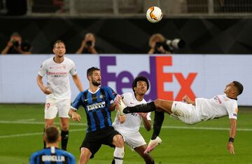 Diego Carlos makes it 3-2 with a spectacular overhead kick.